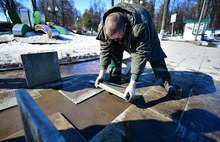 В Ярославле устраняют провалы плитки на Волжской набережной
