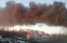 В Ярославле горит склад пиломатериалов
