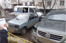 Воры оставили без фар припаркованные во дворе машины ярославцев