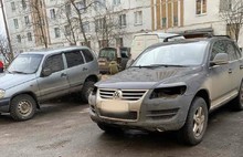 Воры оставили без фар припаркованные во дворе машины ярославцев