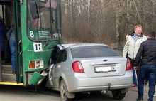 Момент ДТП троллейбуса и легковушки в Ярославле попал на видео