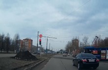 Момент ДТП троллейбуса и легковушки в Ярославле попал на видео