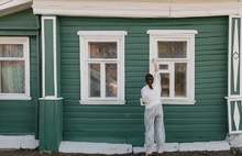 В Переславле волонтеры красят фасады домов