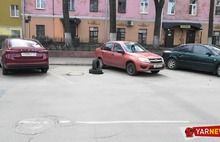 «Дыра, как в совести чиновников»: в центре Ярославля провалился асфальт
