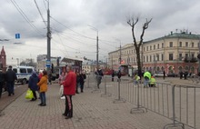 На Богоявленской площади в Ярославле пассажиров на остановке отгородили от протестующих