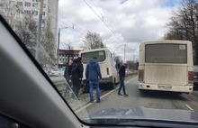 В Ярославле маршрутка застряла на трамвайных путях