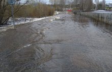 В Ярославской области река вышла из берегов и затопила дорогу