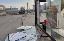 В Ярославле вандалы разнесли автобусную остановку