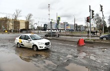 На проспекте Машиностроителей в Ярославле заделывают ямы