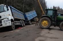 В Ярославской области перевернулась фура с пшеницей