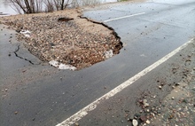«Дыра по колено»: еще одна ярославская дорога разрушается после многомиллионного ремонта