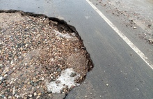 «Дыра по колено»: еще одна ярославская дорога разрушается после многомиллионного ремонта