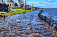 «Уточки плавают»: в Ярославле затопило Стрелку и Волжскую набережную