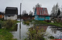 Под Ярославлем мать-одиночка с тремя детьми пытается спасти дачу от наводнения