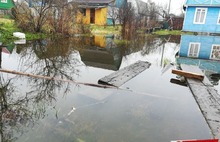 Под Ярославлем мать-одиночка с тремя детьми пытается спасти дачу от наводнения