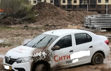 В Ярославле автомобиль такси застрял в грязи