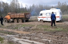 В Ярославской области «Скорая» с бабушкой-ветераном застряла в грязи
