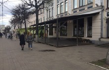 «Толпы людей гуляют, а у нас стройка»: центральная улица Ярославля не готова к приезду туристов