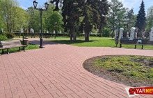 Скамейки в центре Ярославля «украсили» объявлениями «осторожно, окрашено»