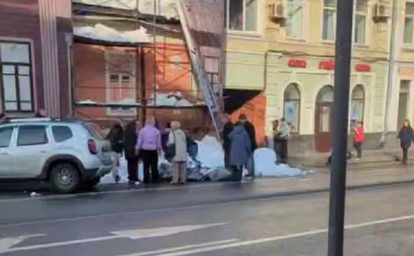 В центре Ярославля снег с крыши рухнул на людей