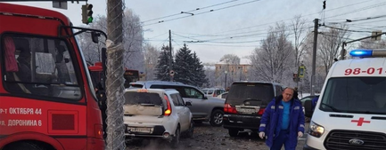 На Горвалу в Ярославле столкнулись три машины: видео аварии с такси