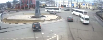 В Ярославле иномарка едва не протаранила памятник Ярославу Мудрому