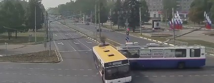 Опубликовано видео ДТП автобуса и троллейбуса в Ярославле