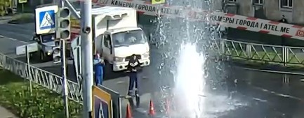 В Рыбинске на пешеходном переходе забил фонтан – видео 
