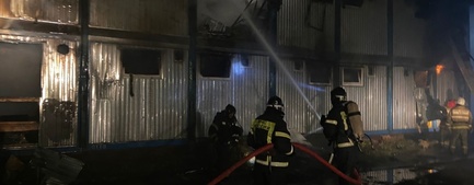 При пожаре на судостроительном заводе в Ярославле погиб рабочий, шестеро пострадали