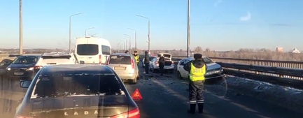 ДТП на Октябрьском мосту в Ярославле попало на видео