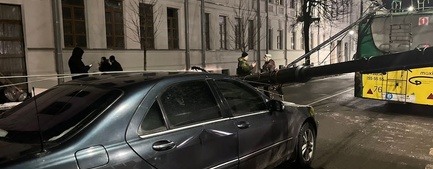В Рыбинске опора освещения упала на машину