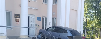 В Гаврилов-Яме пьяный водитель заехал на крыльцо приемной «Единой России»