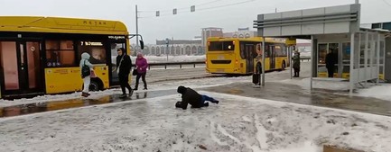 Пешеходные дорожки в Ярославле превращаются в катки