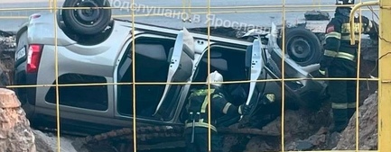 В Ярославле автомобиль улетел в теплотрассу и перевернулся