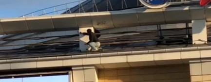 В Ярославле вандалы-граффитчики залезли на крышу цирка