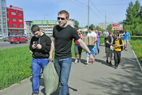В Ярославле волонтеры убрали более полусотни мешков с мусором. Фоторепортаж
