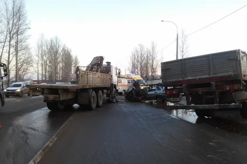 Под Ярославлем столкнулись два грузовика и легковушка