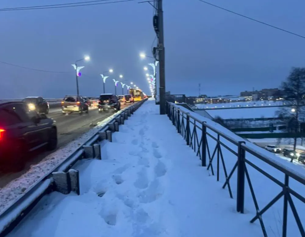 В Ярославле пытаются убрать половину месячной нормы снега