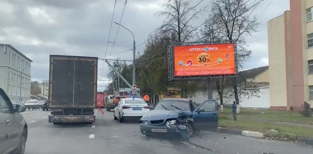 В Ярославле на Московском проспекте столкнулись легковушка и троллейбус