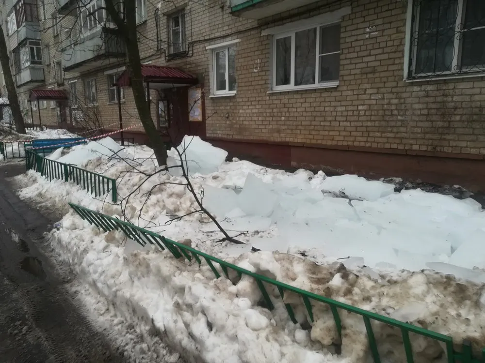 В Ярославле коммунальщики чистят крыши и ломают заборы