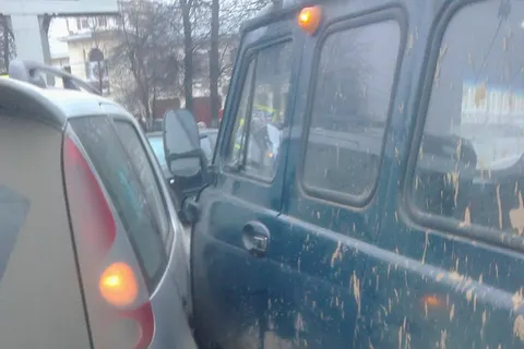 В Ярославле на Красной площади столкнулись две машины