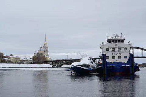 «Комета 120М» прошла под Октябрьским мостом: фоторепортаж
