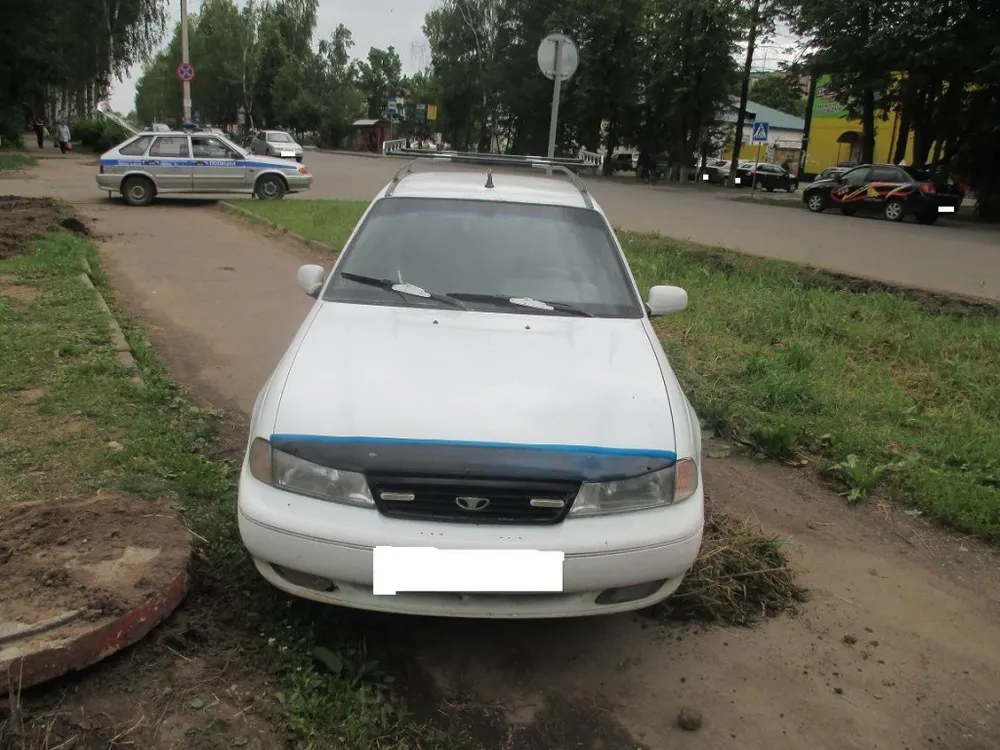 В Угличе пьяный водитель сбил женщину на тротуаре