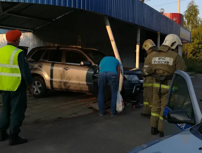 В Рыбинске внедорожник влетел в остановку: обошлось без пострадавших