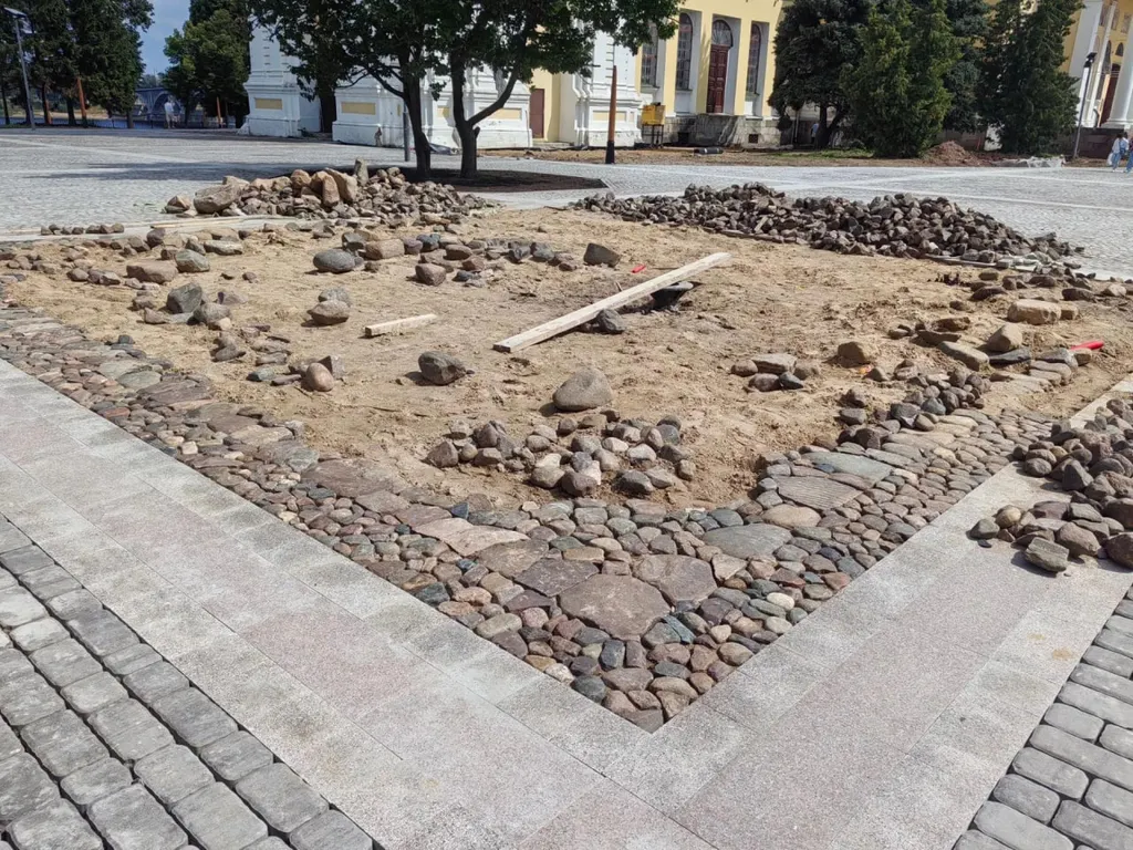 В Рыбинске старинный булыжник на площади укладывают вручную