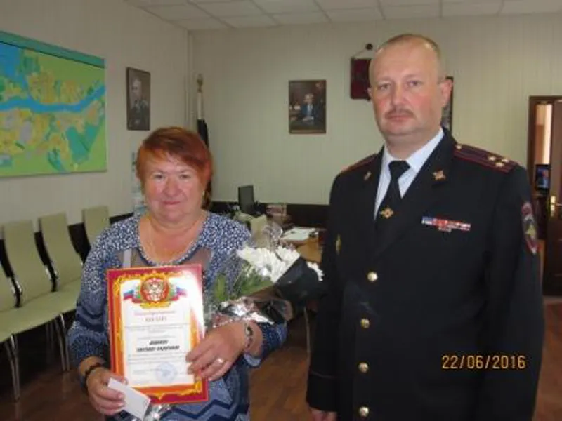 Полицейские поблагодарили задержавшую грабителя женщину из Рыбинска
