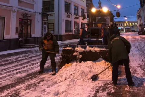 «Город в снежной каше»: в Ярославль пришел день жестянщика