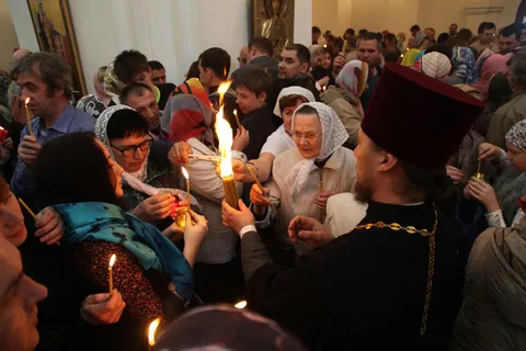 Благодатный огонь из Успенского собора горит во всех храмах Ярославской епархии (с фото)