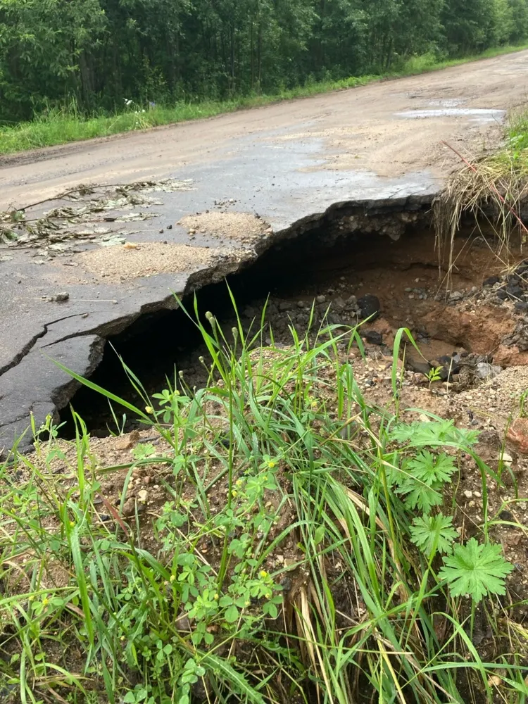 В Ярославской области подмыло дорогу