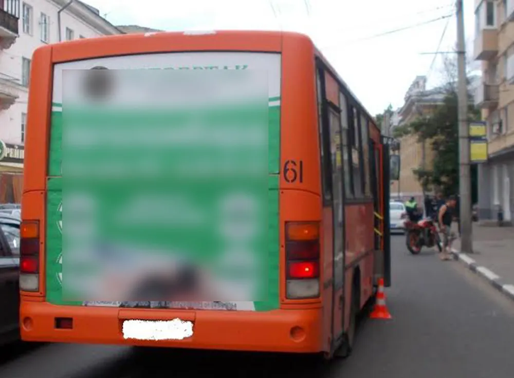 В Ярославле «бесправный» водитель на мотоцикле столкнулся с автобусом